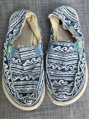 Sanuk slip on shoe, youth size 4